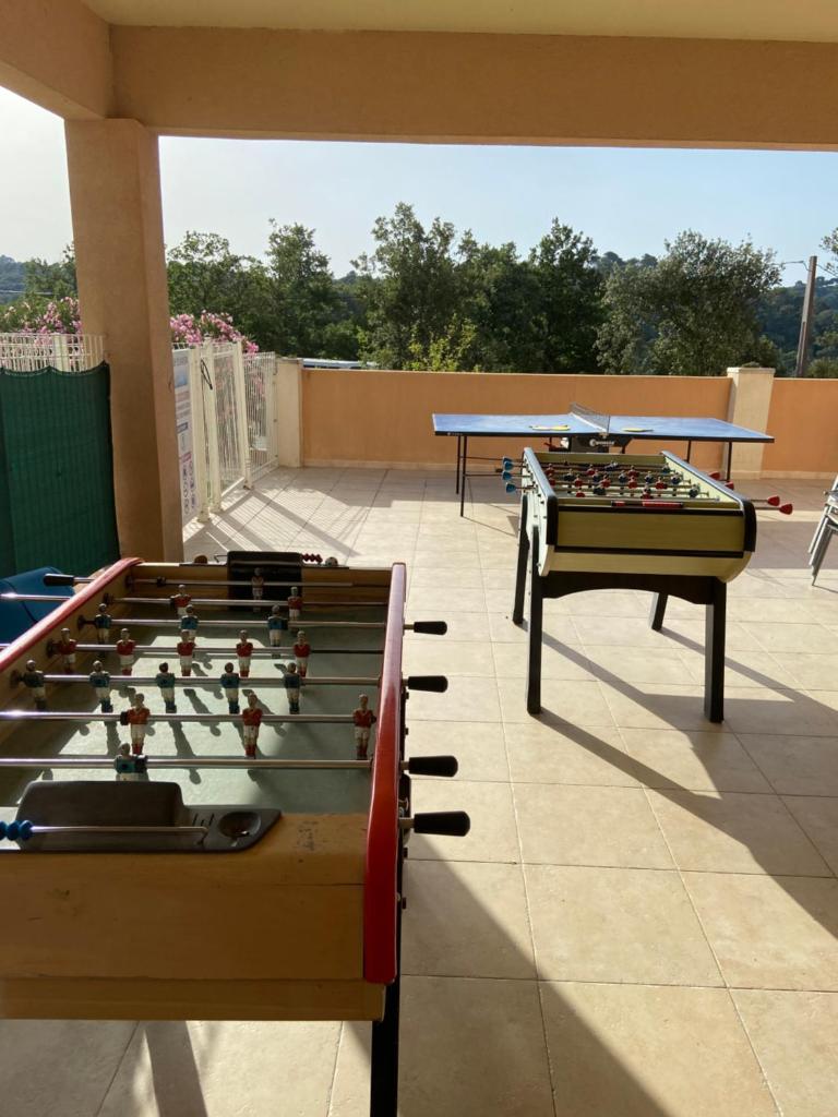 - deux tables de ping-pong assises au-dessus d'un toit dans l'établissement Soleiluna, à Rocbaron