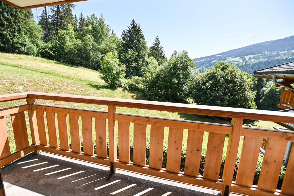 une terrasse en bois avec vue sur une montagne dans l'établissement Chalet Style Studio Near The Slopes, à Demi-Quartier