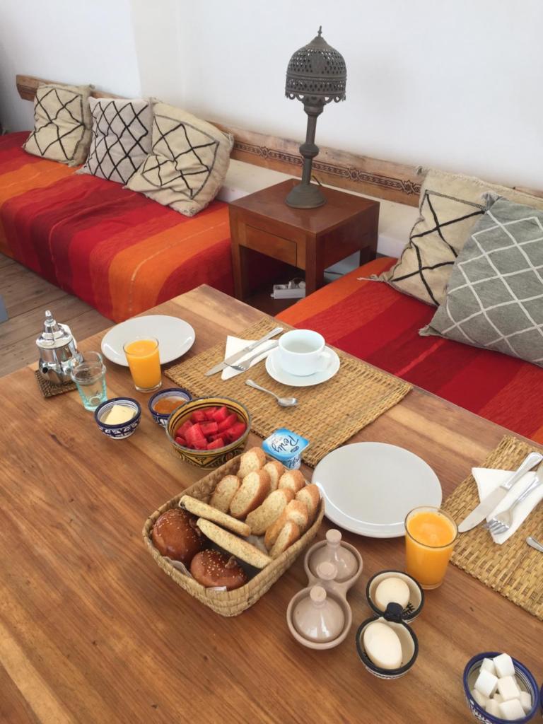 - une table avec un plateau de nourriture dans l'établissement Riad A La Belle Etoile, à Sale 37 autres photos