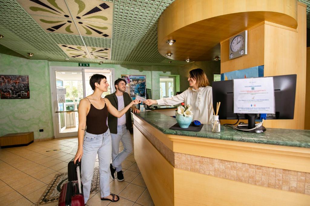 3 personnes debout au comptoir d'un restaurant dans l'établissement New Bristol Sport Hotel, à Cesenatico 169 autres photos