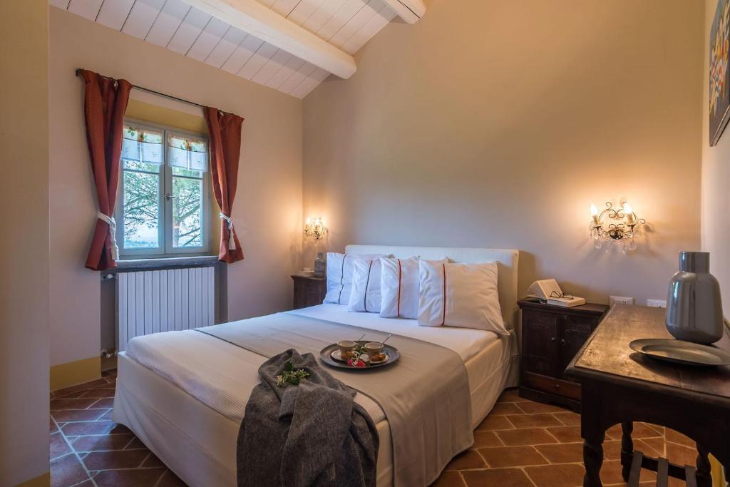 - une chambre avec un lit et une assiette de nourriture dans l'établissement Villa La Capuccina, à Corinaldo 27 autres photos