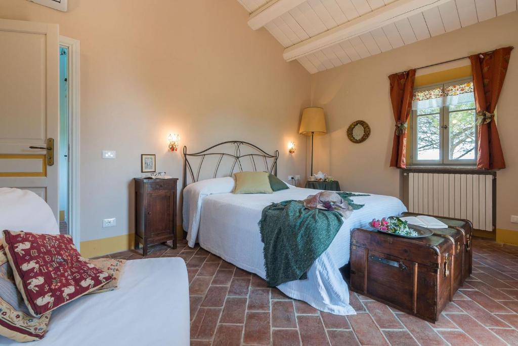 une chambre avec un lit, une table et une chaise dans l'établissement Villa La Capuccina, à Corinaldo