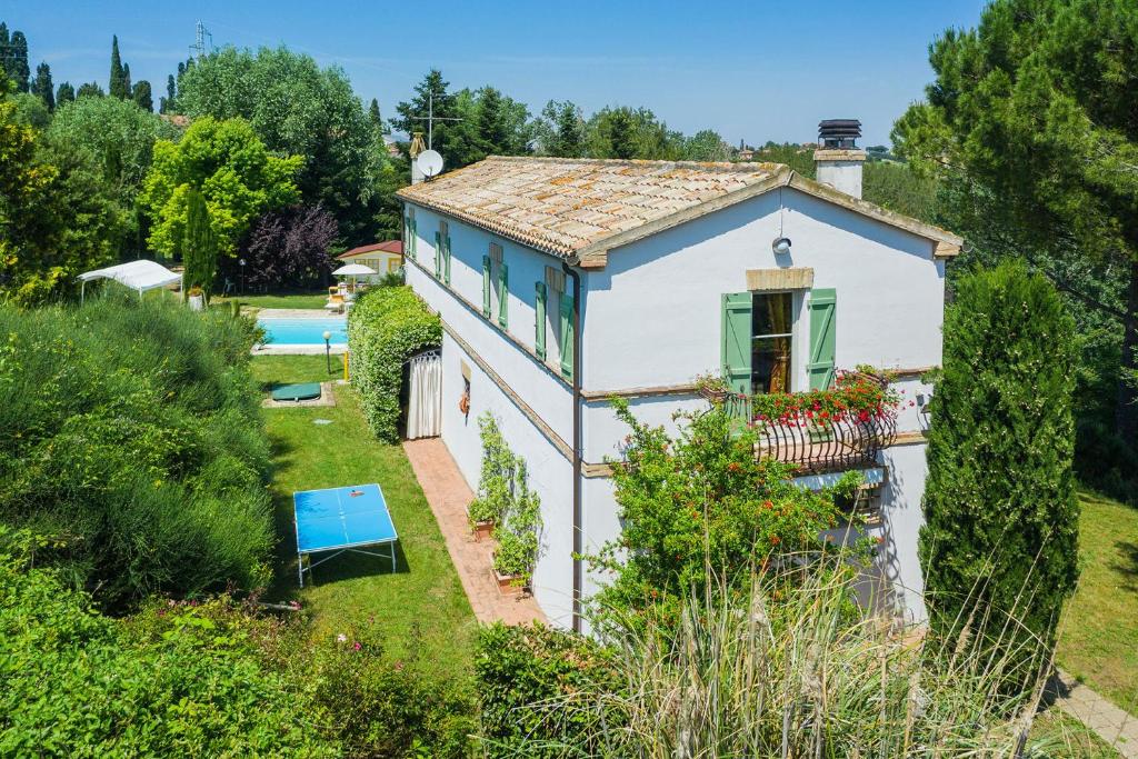 une vue extérieure d'une maison avec piscine dans l'établissement Villa La Capuccina, à Corinaldo