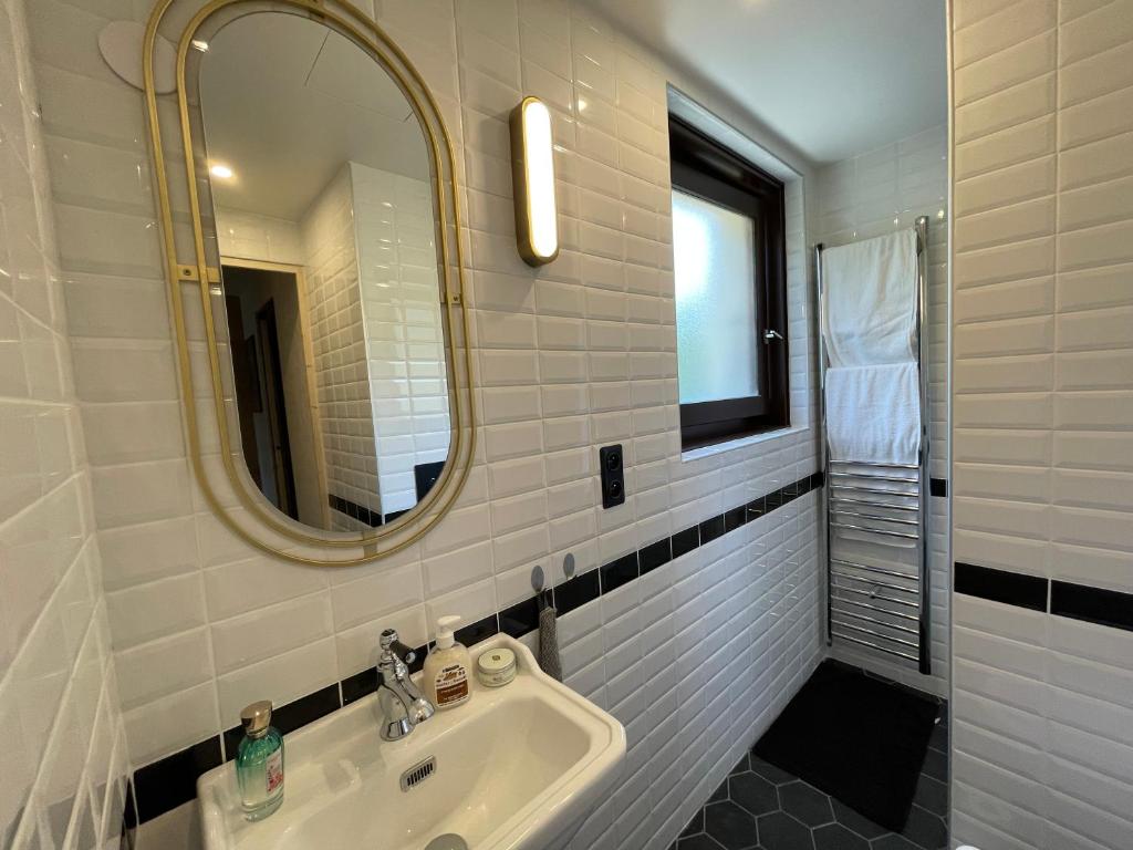 une salle de bain avec un lavabo et un miroir dans l'établissement Morzine : bel appartement à 5 mn du téléphérique, à Morzine 7 autres photos