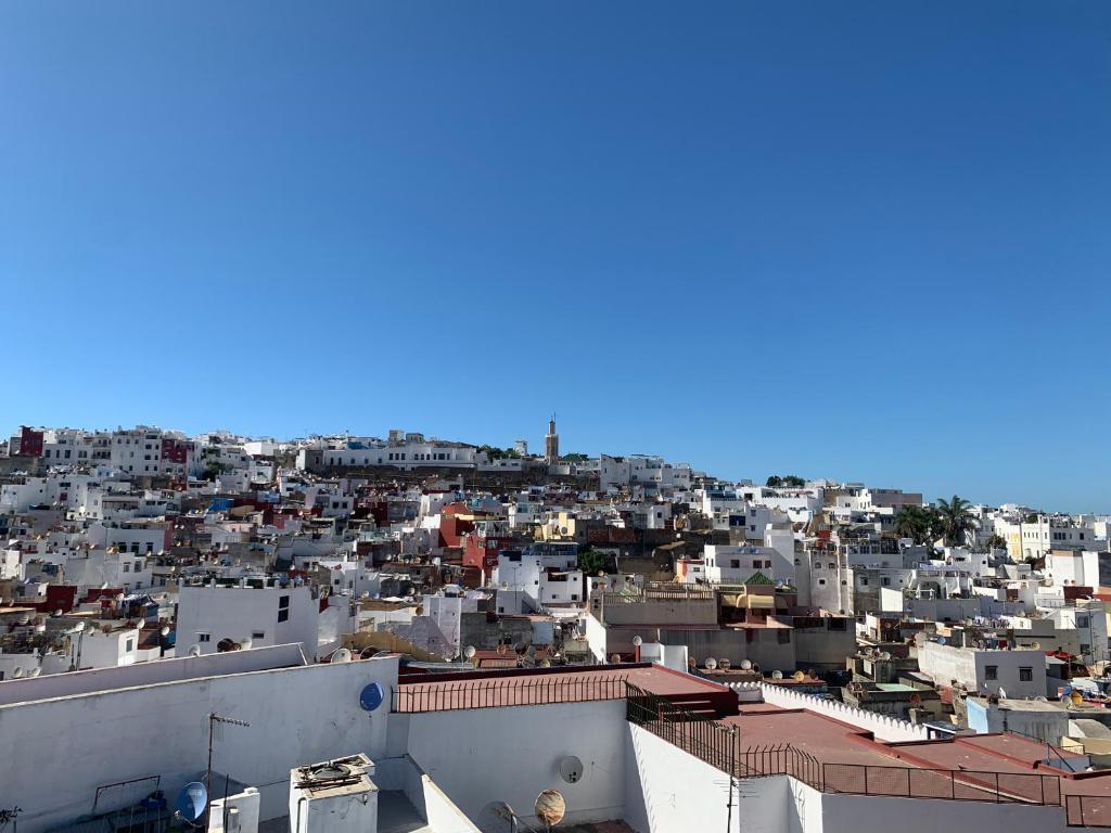 une vue d'une ville avec des bâtiments blancs dans l'établissement Riad Tingis, à Tanger