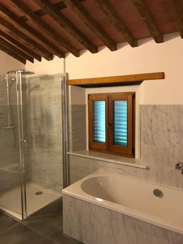 La salle de bains est pourvue d'une baignoire, d'une douche et d'une fenêtre. dans l'établissement Vicinato Homestead, à Molazzana