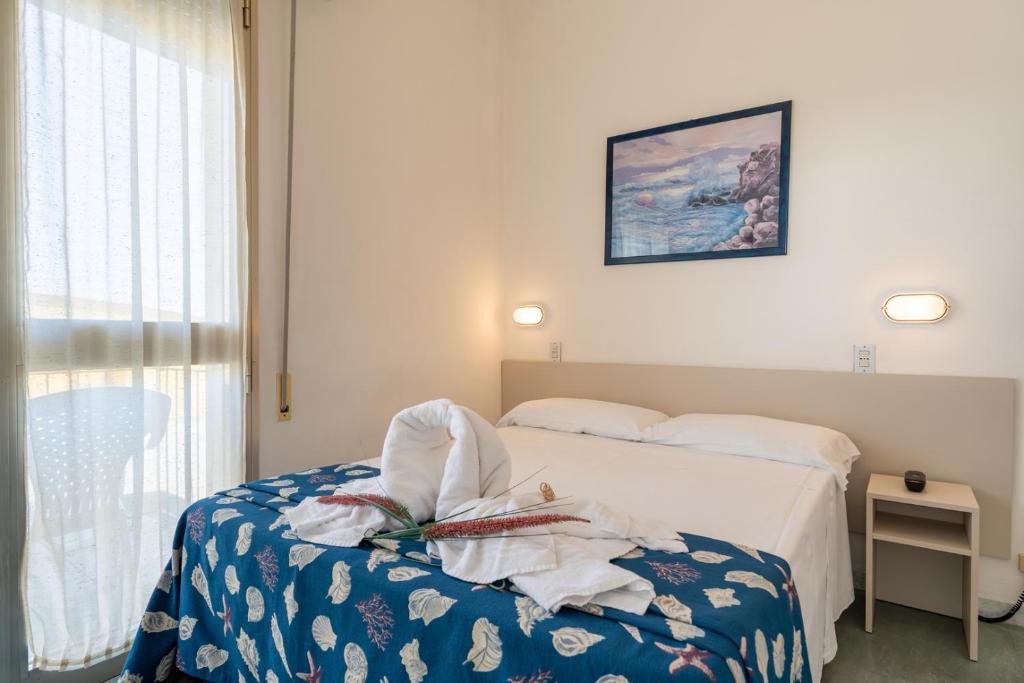 une chambre d'hôtel avec un lit et une fenêtre dans l'établissement Hotel Montmartre, à Rimini