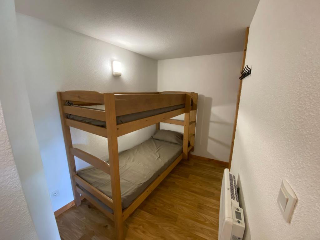 Cette petite chambre comprend des lits superposés. dans l'établissement Au pays des marmottes Appartement 6 personnes plein sud sans vis à vis avec terrasse, à Chamrousse