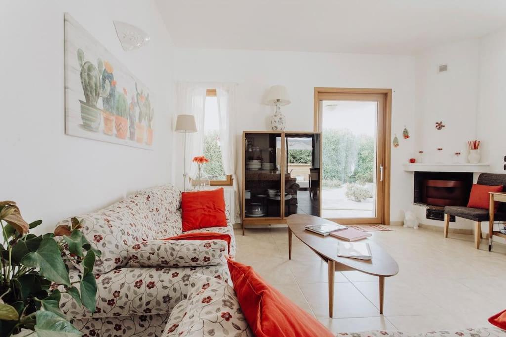 un salon avec un canapé et une table dans l'établissement Villa Marea - Relax & Pool, à Polignano a Mare