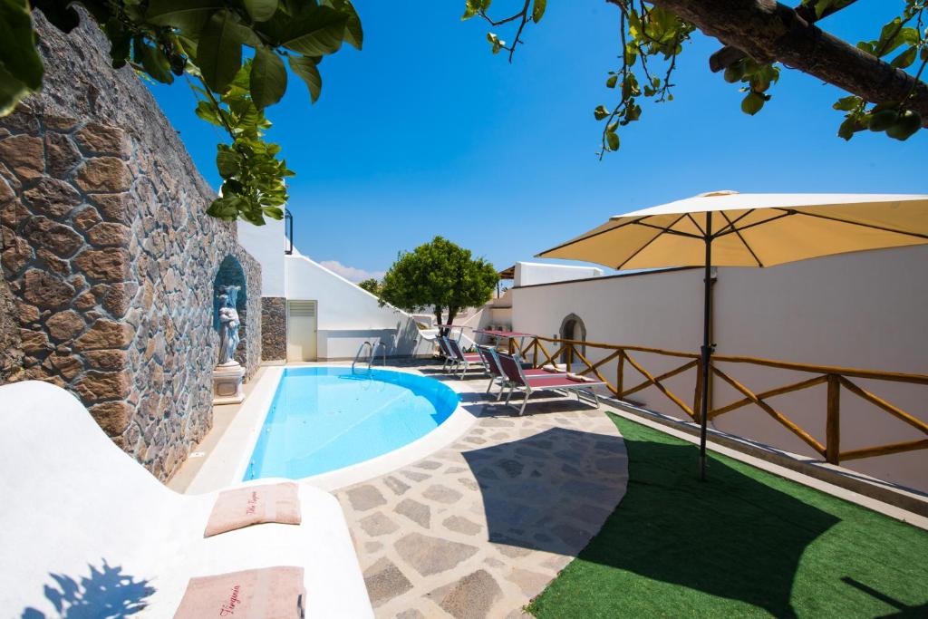 une villa avec une piscine et un parasol dans l'établissement Villa Virginia -no steps -private pool-free WiFi, à Praiano
