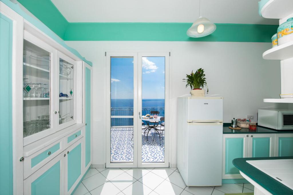 Il comprend une cuisine équipée d'un réfrigérateur. dans l'établissement Villa Virginia -no steps -private pool-free WiFi, à Praiano
