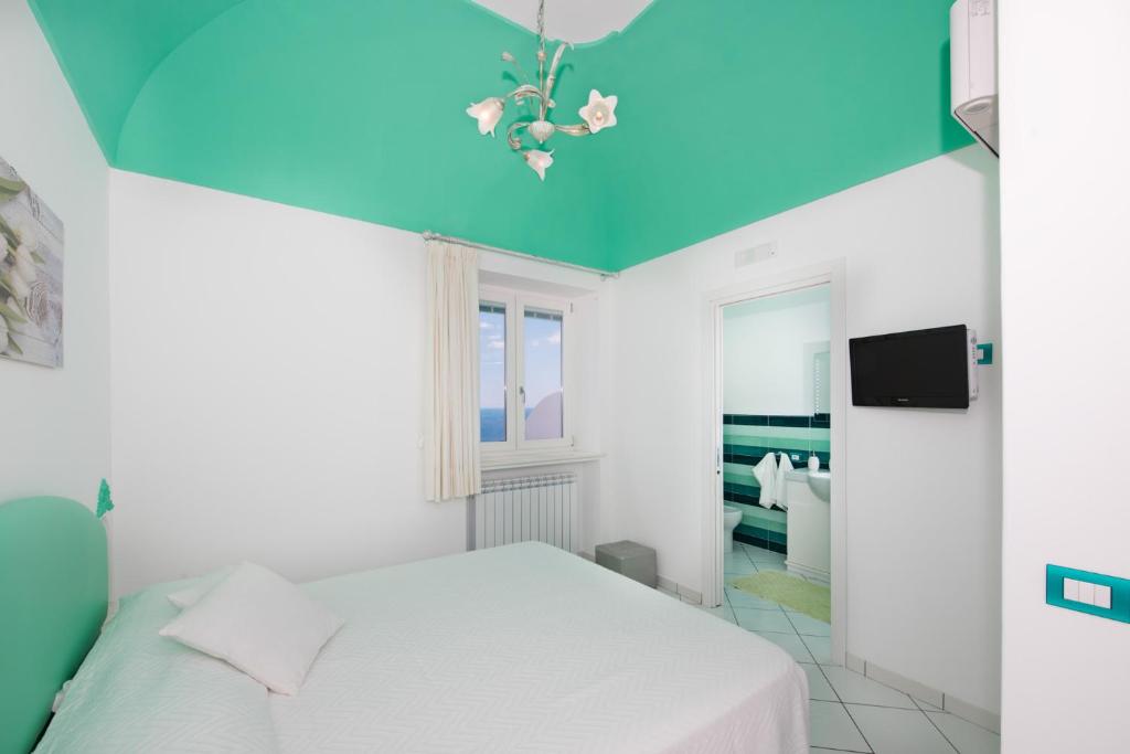 - une chambre avec un lit blanc et un plafond bleu dans l'établissement Villa Virginia -no steps -private pool-free WiFi, à Praiano 37 autres photos