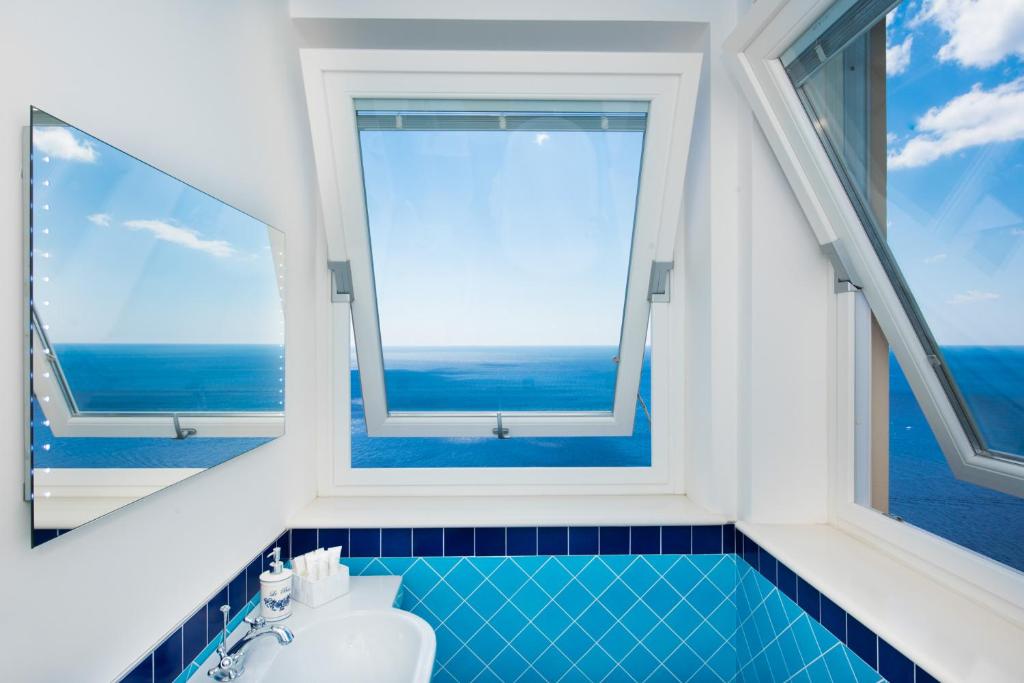 - une salle de bains avec vue sur l'océan dans l'établissement Villa Virginia -no steps -private pool-free WiFi, à Praiano
