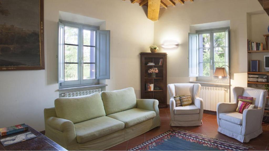 un salon avec un canapé et deux chaises dans l'établissement Poggio casale, à Chiusi