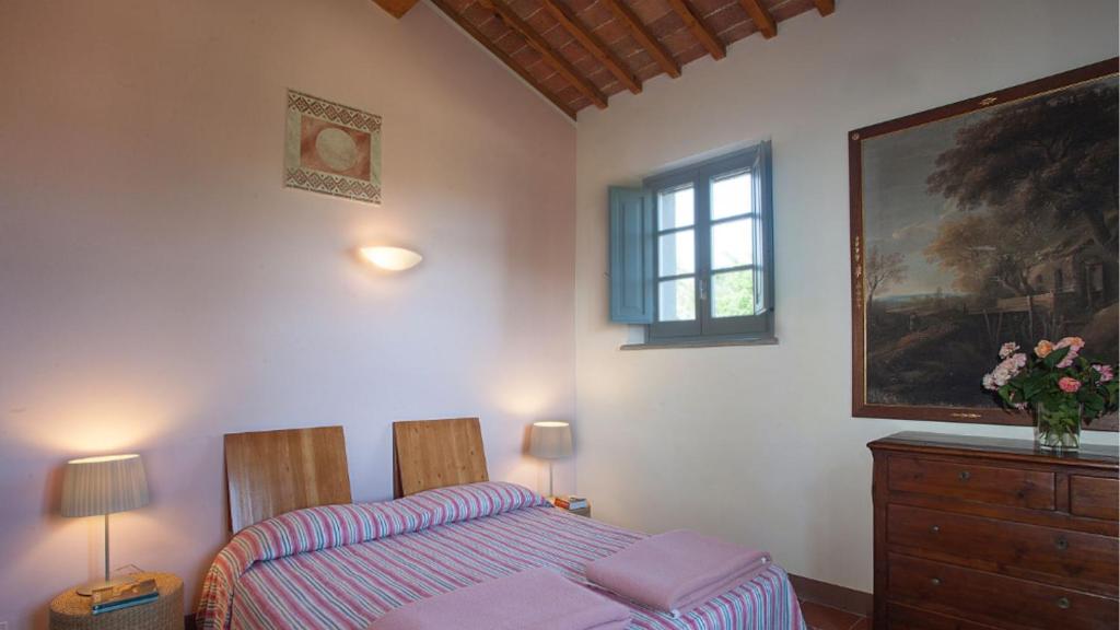 une chambre avec un lit et un tableau au mur dans l'établissement Poggio casale, à Chiusi 32 autres photos