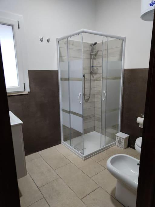 une salle de bain avec une douche en verre et des toilettes dans l'établissement Villa Ciù Pino, à Alghero 14 autres photos