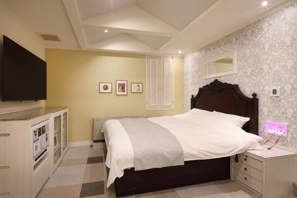 une chambre avec un grand lit et une télévision dans l'établissement ホテルバースデー岐阜西店 HOTEL Birthday GifuWest, à Gifu