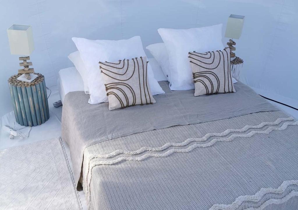 - une chambre avec un lit et des oreillers dans l'établissement noct enbulle, à Cabrerets
