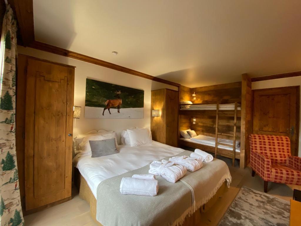 une chambre avec un grand lit avec des serviettes dessus dans l'établissement Petite Marmotte Spacieux Studio pour 4, Skis aux pieds, Le Refuge du Montagnard, Arc 1950, à Arc 1950