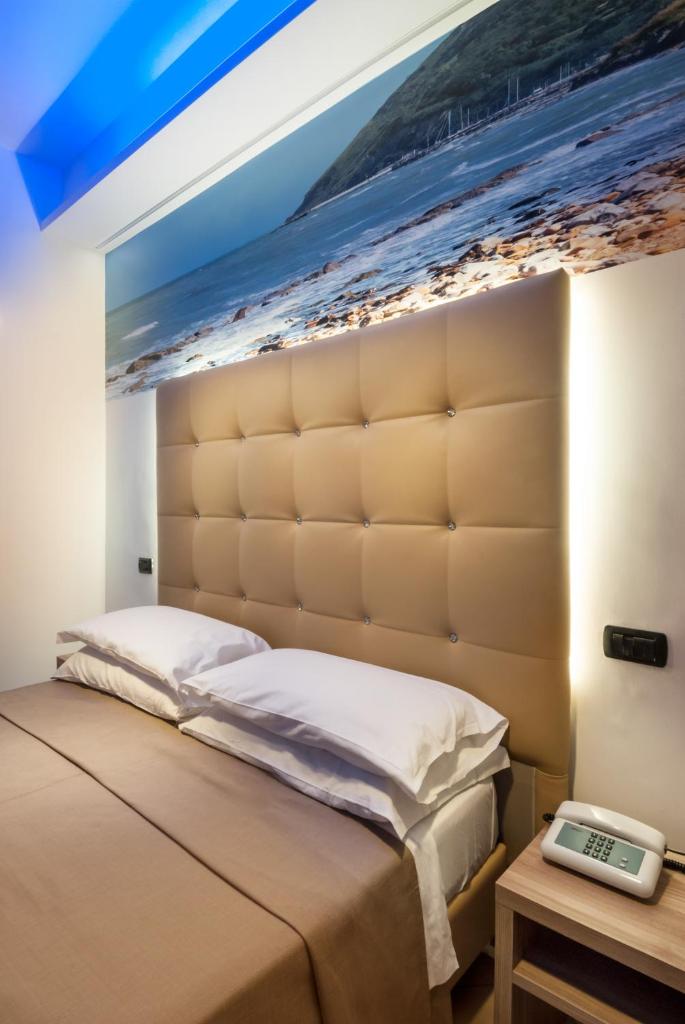 - une chambre avec un lit orné d'une peinture murale sur la plage dans l'établissement Hotel Lido, à Cattolica 32 autres photos