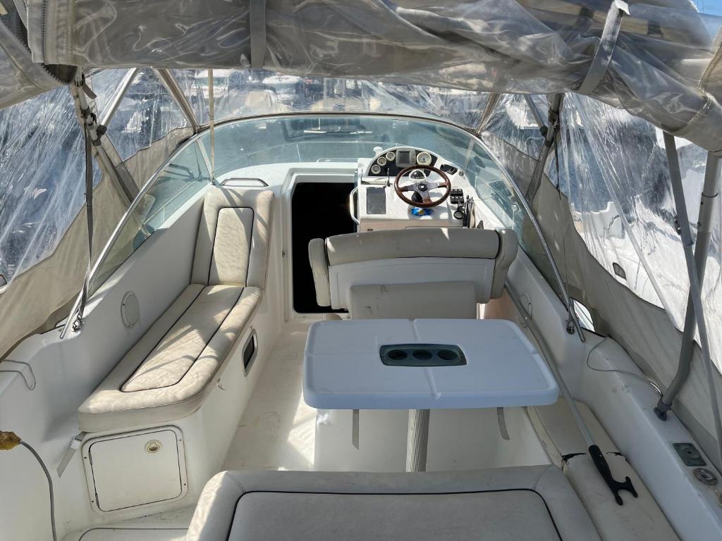 un bateau avec une table à l'arrière dans l'établissement Une vedette à Deauville, à Deauville