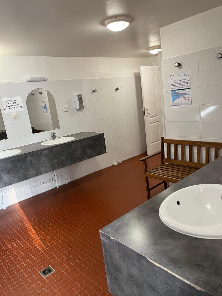 La salle de bains est pourvue d'un lavabo, d'un comptoir et d'un banc. dans l'établissement Une vedette à Deauville, à Deauville 18 autres photos