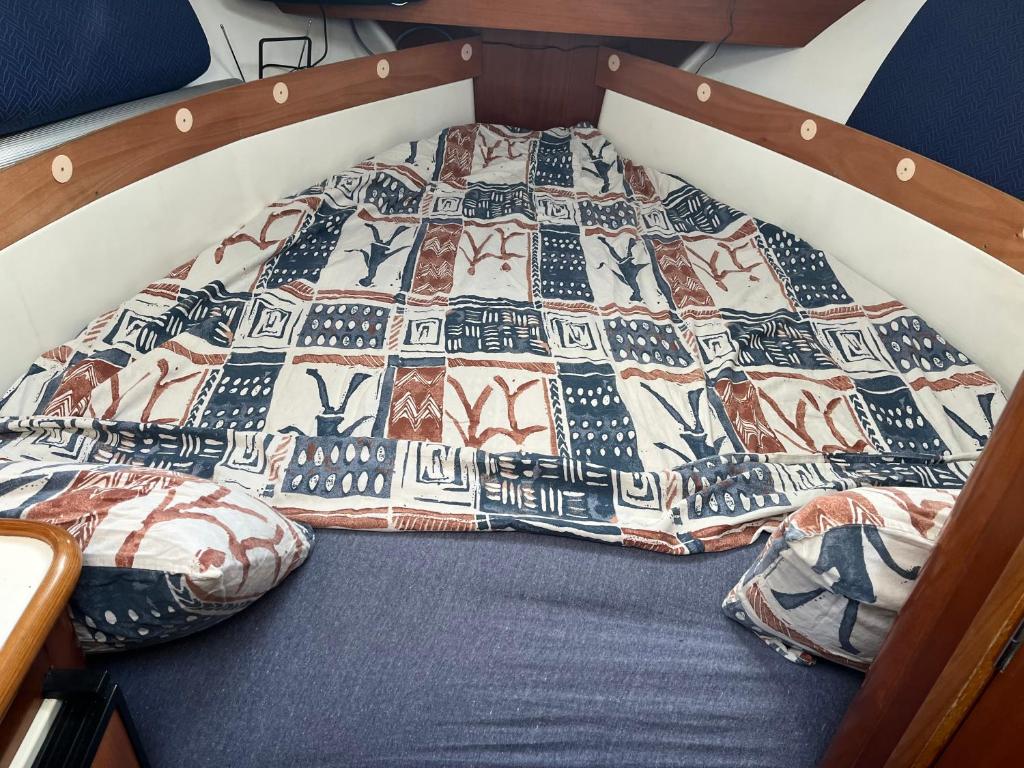 un lit à l'arrière d'un bateau dans l'établissement Une vedette à Deauville, à Deauville