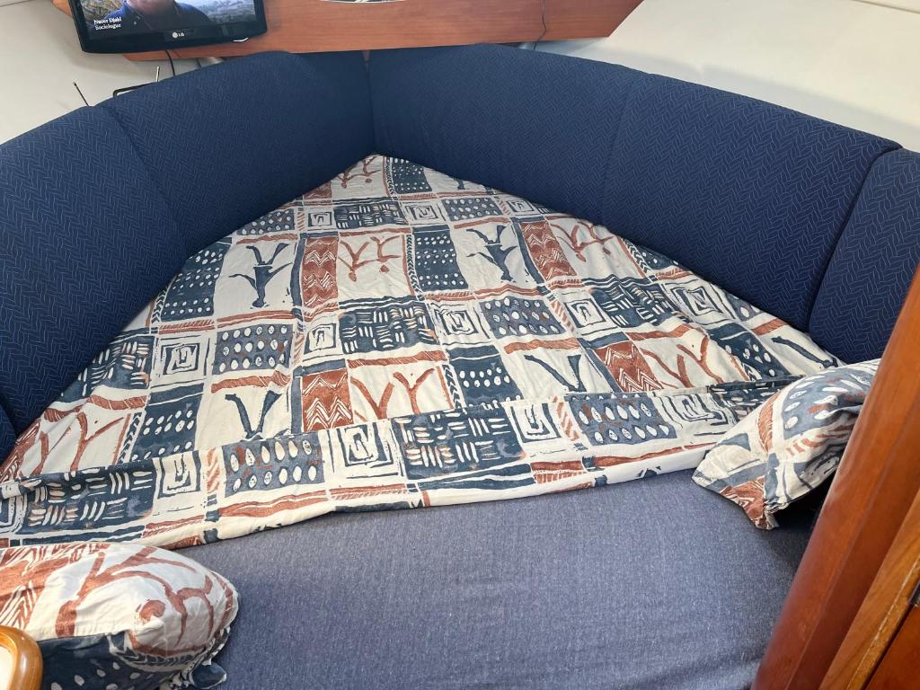 - un canapé bleu avec une couette dans l'établissement Une vedette à Deauville, à Deauville
