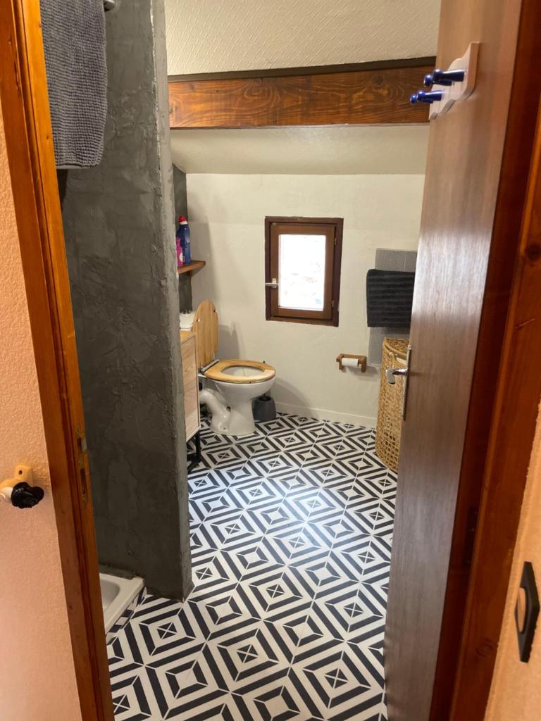 La salle de bains est pourvue de toilettes et de carrelage. dans l'établissement Maison village proche Andorre et stations de ski, à Porté-Puymorens 2 autres photos