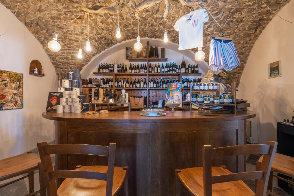 un bar dans un restaurant avec deux chaises dans l'établissement Grand Hotel Alassio Beach & Spa Resort - The Leading Hotels of the World, à Alassio