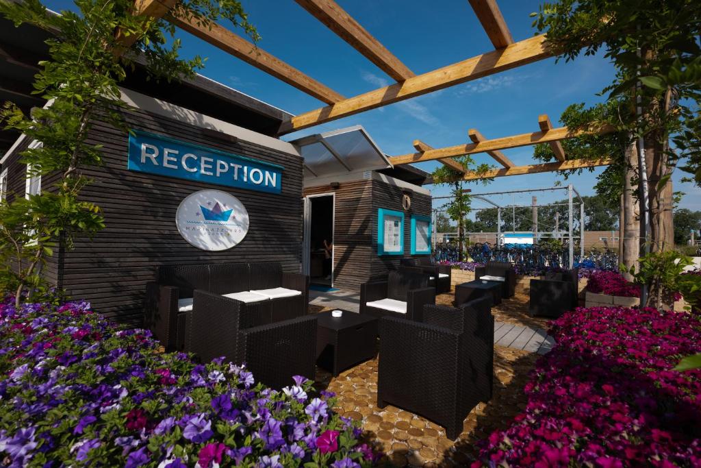 représentation d'un espace de réception avec des fleurs dans l'établissement Marina Azzurra Resort, à Lignano Sabbiadoro 57 autres photos