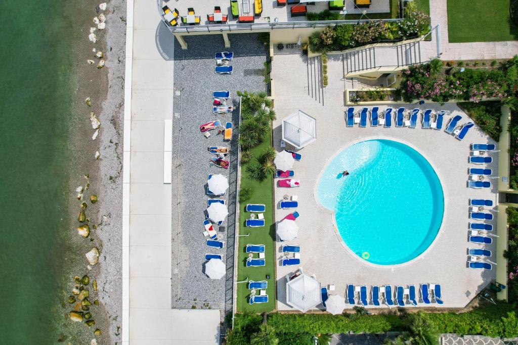 une vue aérienne d'une piscine dans un complexe hôtelier dans l'établissement Lido International, à Desenzano del Garda