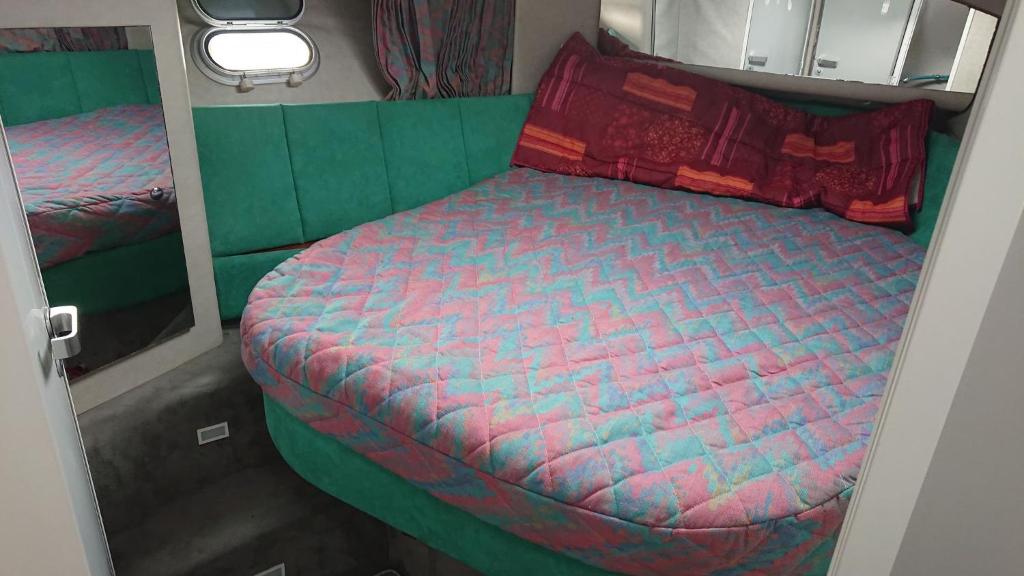 - un petit lit à l'arrière d'un bus dans l'établissement Le For Sea, au Barcarès