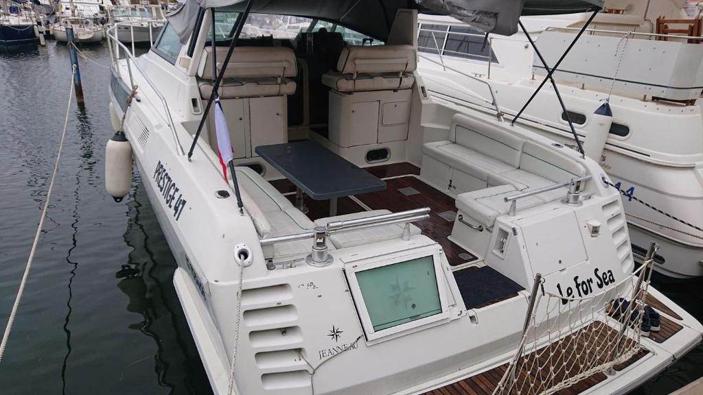 un bateau blanc est amarré dans l'eau dans l'établissement Le For Sea, au Barcarès