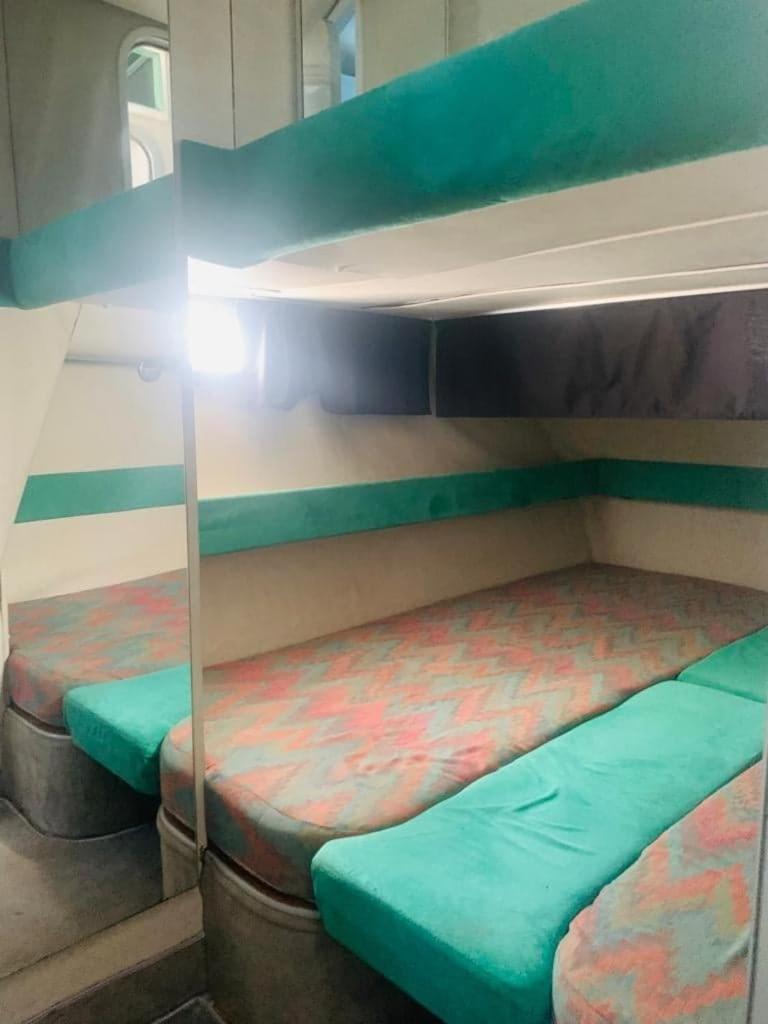 - 2 lits superposés dans une chambre avec un miroir dans l'établissement Le For Sea, au Barcarès