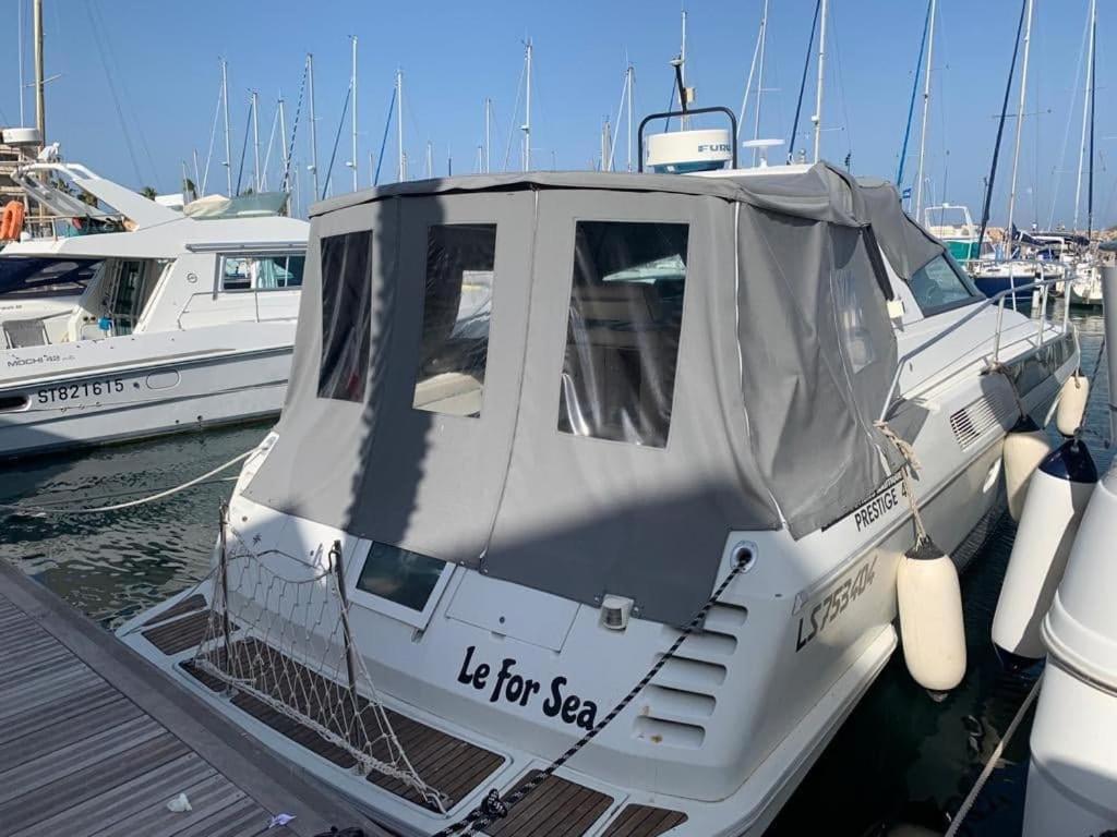un bateau est amarré à un quai avec d'autres bateaux dans l'établissement Le For Sea, au Barcarès
