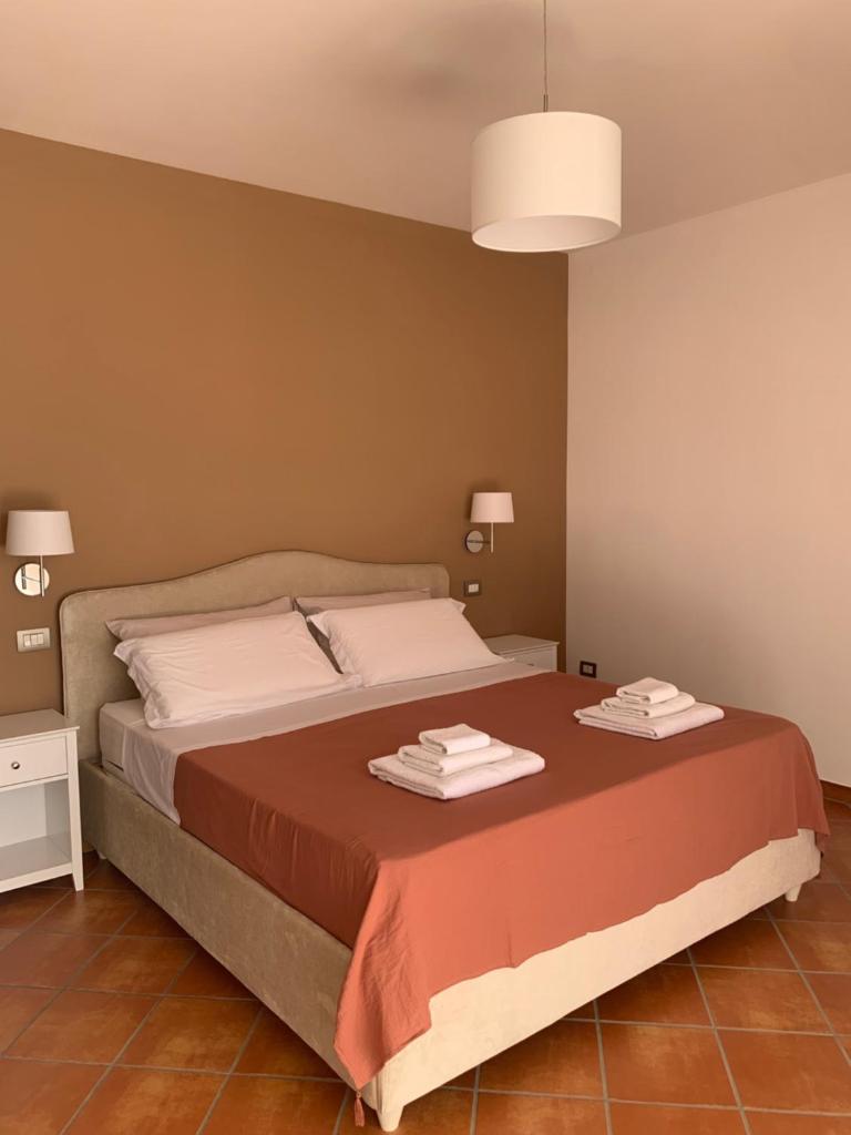 une chambre avec un lit avec deux serviettes dessus dans l'établissement Relais Gregorio 2, à Paternopoli