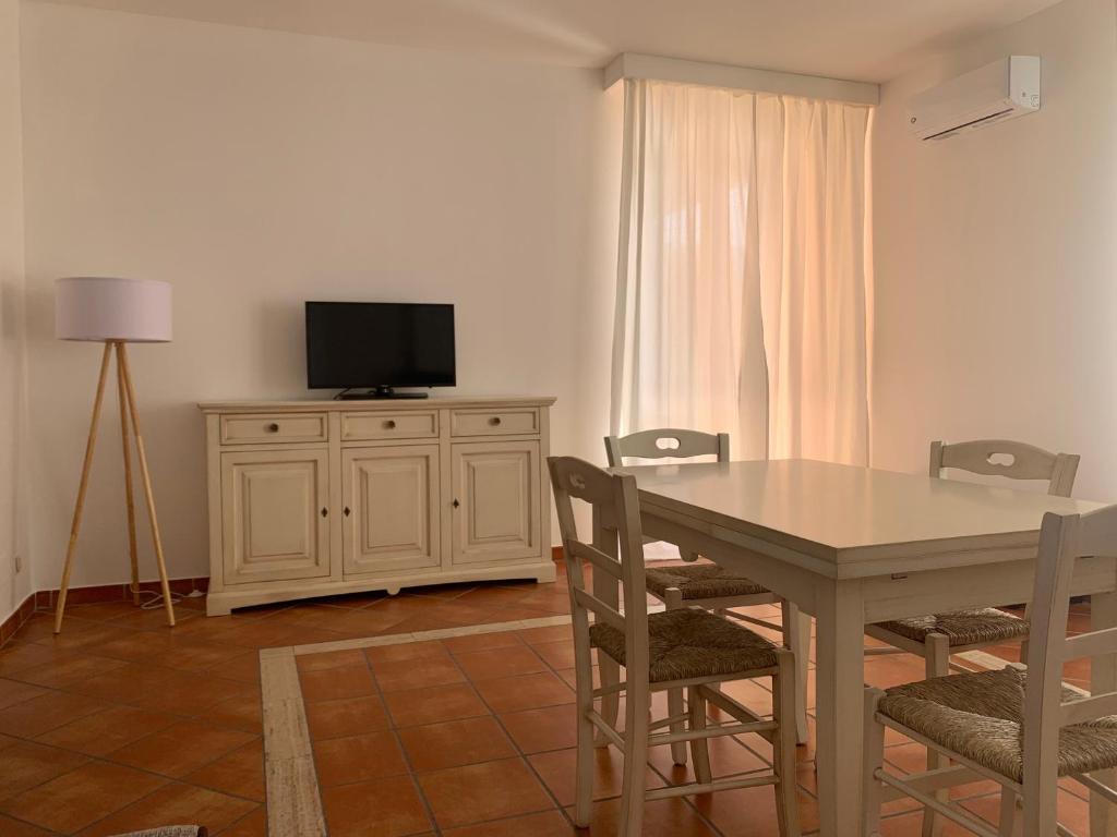 une salle à manger avec une table et une télévision dans l'établissement Relais Gregorio 2, à Paternopoli