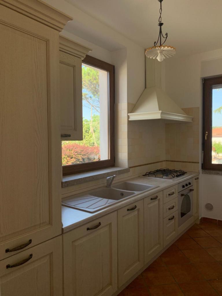 une cuisine avec un évier et une fenêtre dans l'établissement Relais Gregorio 2, à Paternopoli