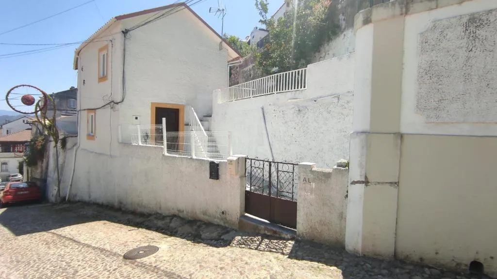 Lemon Tree House Coimbra - Courtyard garden with city views 6