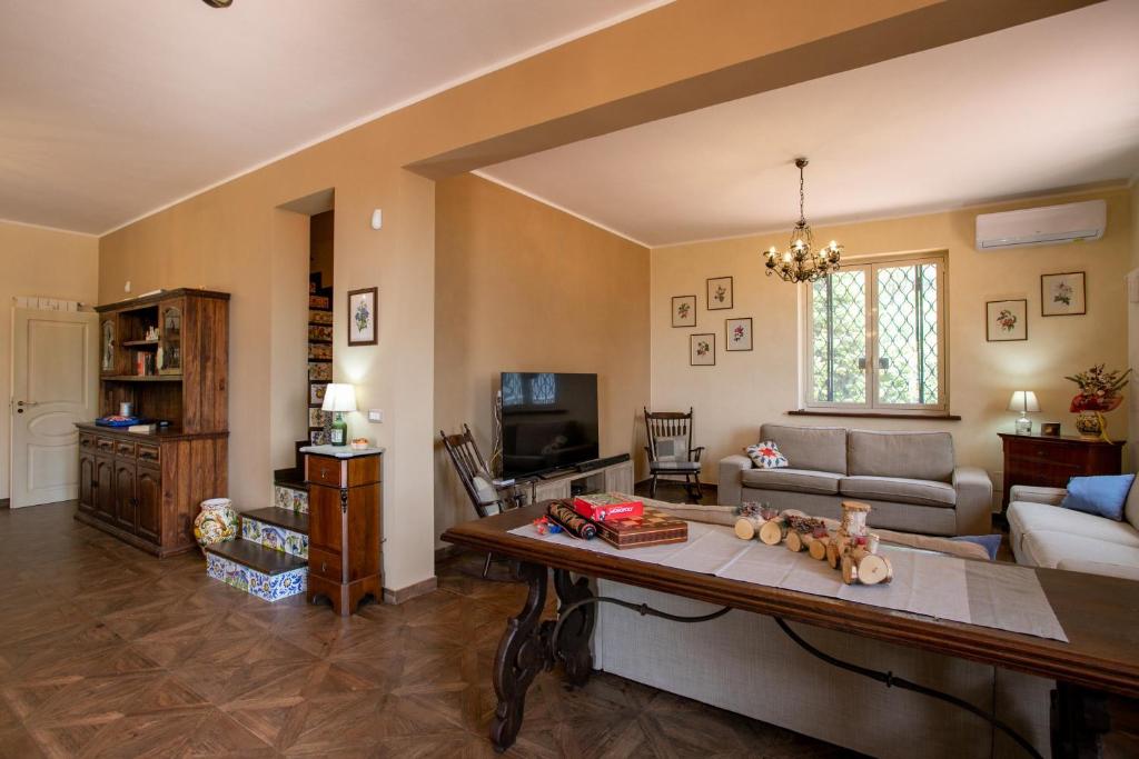 un salon avec un canapé et une table dans l'établissement La dimora del verde con piscina, à Nicolosi