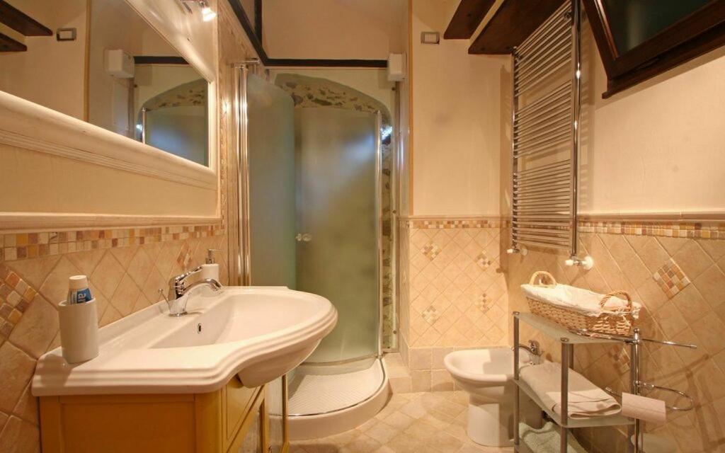 une salle de bain avec un lavabo, une douche et des toilettes dans l'établissement IL PICCOLO PARADISO, à Seravezza