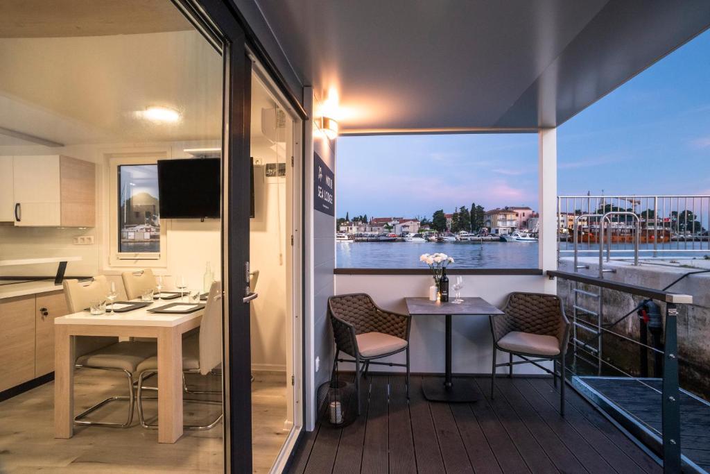 The Sea Lodges Novigrad - Hausboot Floating Sea House 7
