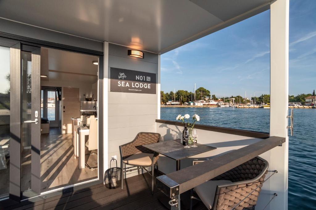 The Sea Lodges Novigrad - Hausboot Floating Sea House 8