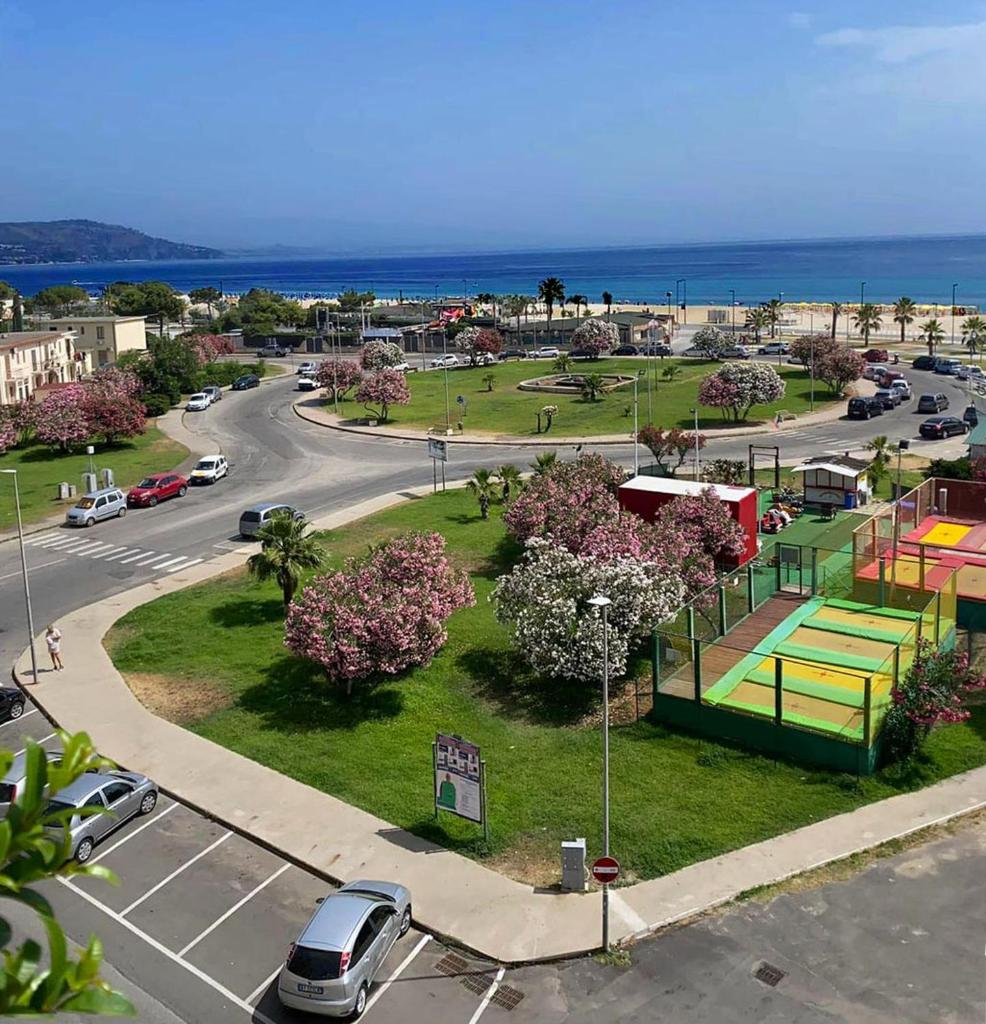 une vue aérienne sur une ville avec un parking dans l'établissement Hotel Nettuno, à Soverato Marina
