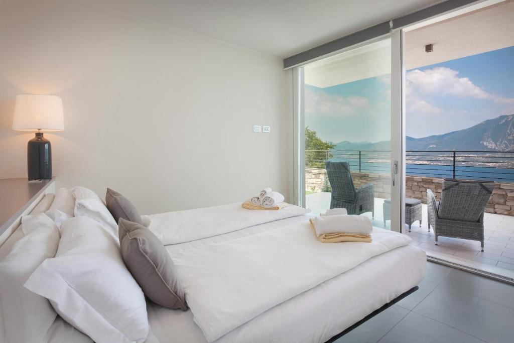 Il comprend un salon doté d'un canapé blanc et d'un balcon. dans l'établissement Villa GEMMMA With Pool, à Torri del Benaco 41 autres photos