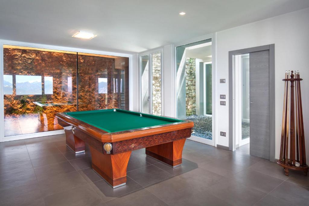 - un billard dans une pièce dotée de fenêtres dans l'établissement Villa GEMMMA With Pool, à Torri del Benaco