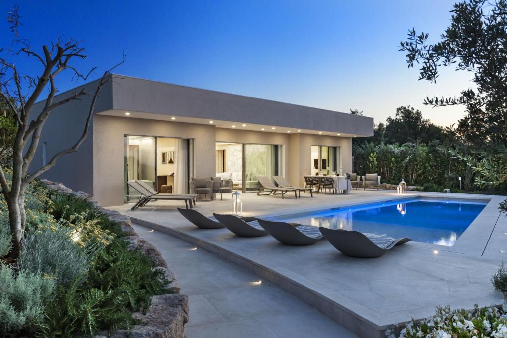 une maison avec une piscine devant dans l'établissement Hotel Li Finistreddi, à Cannigione 84 autres photos