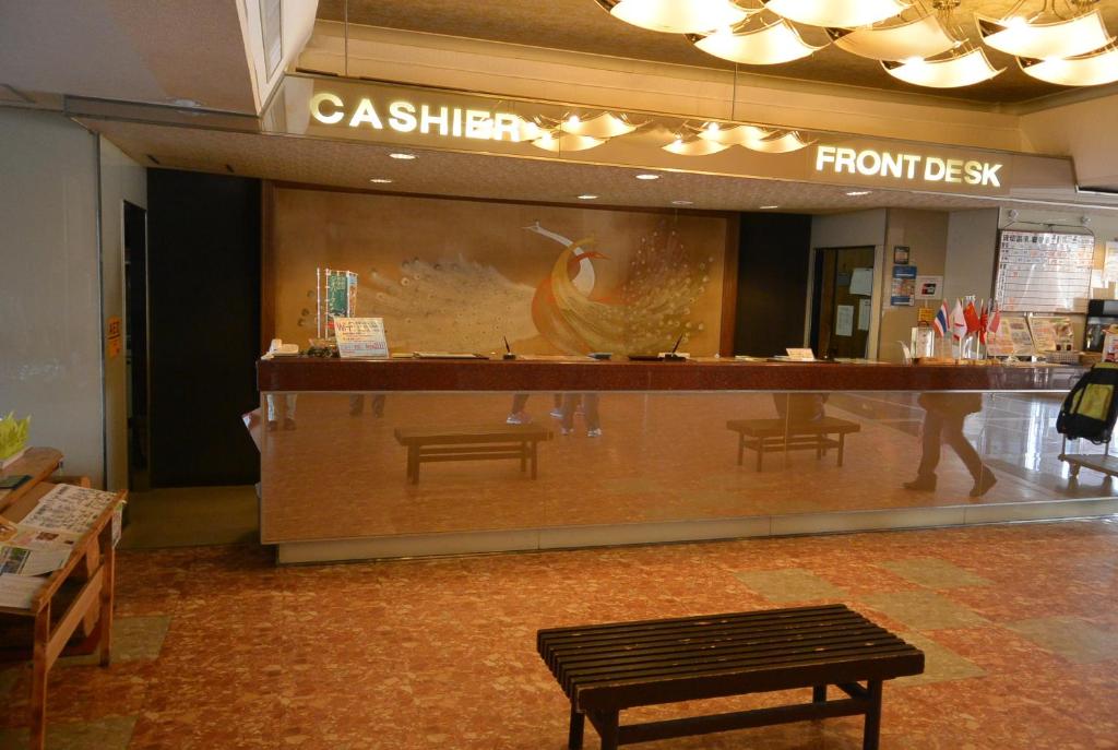 un front de magasin avec un comptoir et des bancs dans un centre commercial dans l'établissement Toya Kanko Hotel, à Lac Tōya