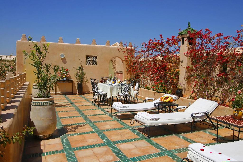 d'une terrasse avec une table, des chaises, une table et des chaises. dans l'établissement Riad & Spa Esprit Du Maroc, à Marrakech